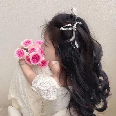 她从沉睡中醒来